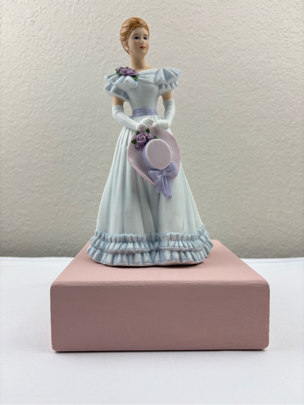 Vintage 1999 Home Interiors & Gifts “Elizabeth” porcelain figurine.